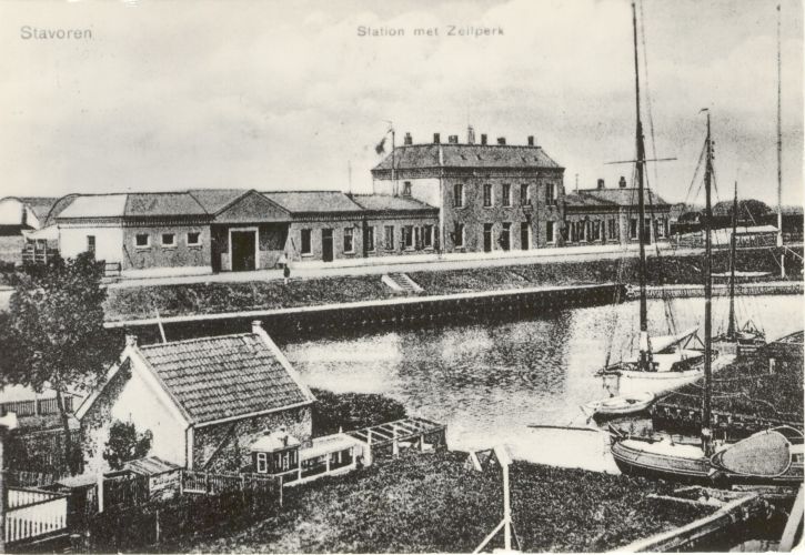 Stavoren station met zeilperk omstreeks 1907